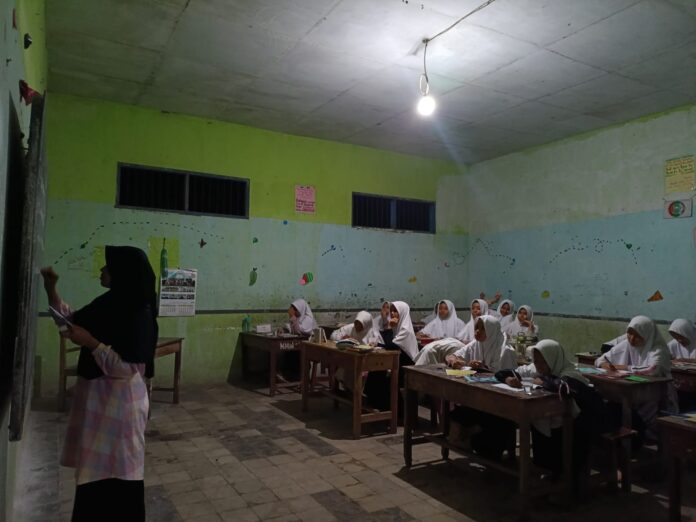 Suasana Belajar Malam Pondok Pesantren Baitul Arqom Jemebr