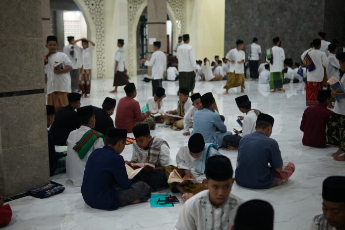 Kegiatan Mengaji Santri Pondok Pesantren Baitul Arqom Jember