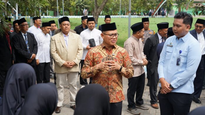 Dr. Mariman Darto dalam Apel Tahunan Pondok Pesantren Baitul Arqom Jember